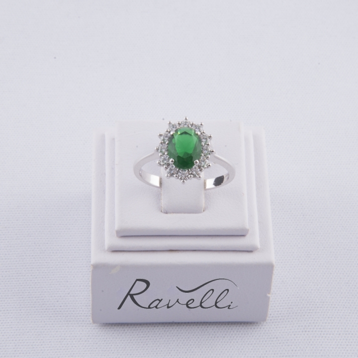 Anello in oro bianco 18 kt con smeraldo sintetico e contorno in duraliti taglio brillante.