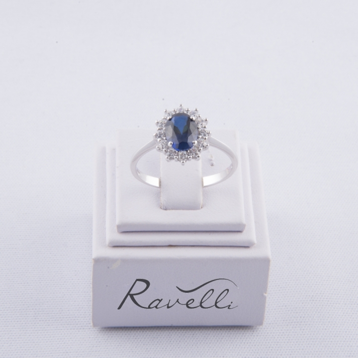 Anello in oro bianco 18 kt con zaffiro sintetico e contorno in duraliti taglio brillante.