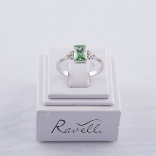 Anello in oro bianco 18 kt con smeraldo sintetico rettangolare incastonato a griffe e duraliti laterali taglio brillante.