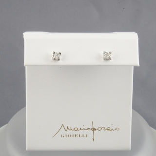 Orecchini Punto luce in oro bianco 18 kt con montatura a Griffe con speciale sfaccettatura eseguita al laser.