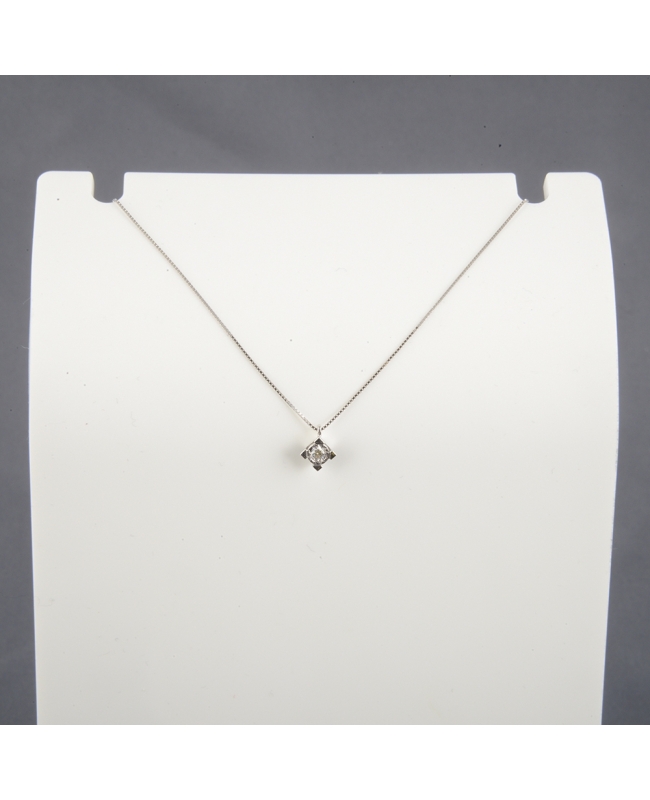 Girocollo Punto luce in oro bianco 18 kt con montatura a Griffe con speciale sfaccettatura eseguita al laser.