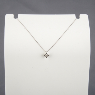 Girocollo Punto luce in oro bianco 18 kt con montatura a Griffe con speciale sfaccettatura eseguita al laser.