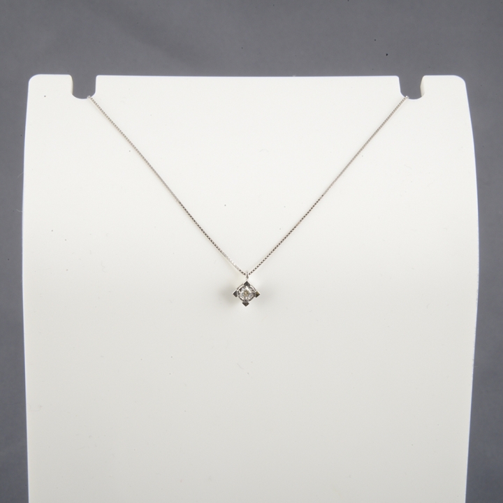 Girocollo Punto luce in oro bianco 18 kt con montatura a Griffe con speciale sfaccettatura eseguita al laser.