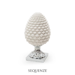 Scultura Pigna in resina bianca e base argento by Sequenze. Altezza cm 15. Made in Italy.