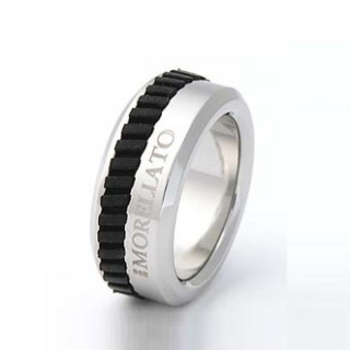 Anello Morellato uomo in acciaio 316L con striscia nera in silicone.