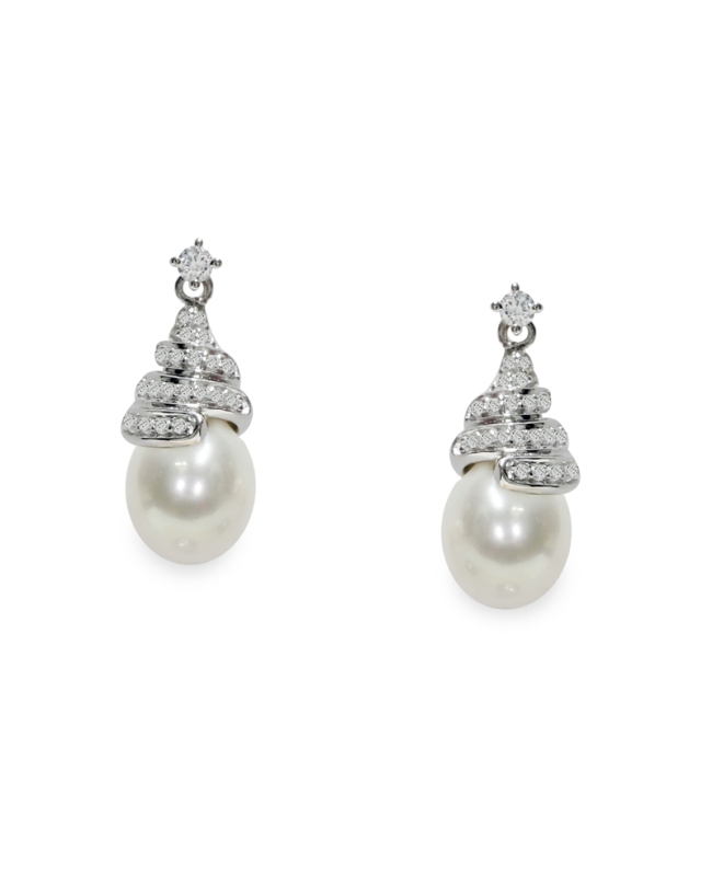 Orecchini pendenti in Argento 925 con Perla piena perlagione bianca - OS216, collezione Emozioni di Mayumi. Orecchini pendenti in Argento 925 con Perla piena perlagione bianca - OS216, collezione Emozioni di Mayumi.