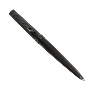 Penna a sfera unisex della collezione Sporty di Maserati. Realizzata in ottone, colore canna di fucile.