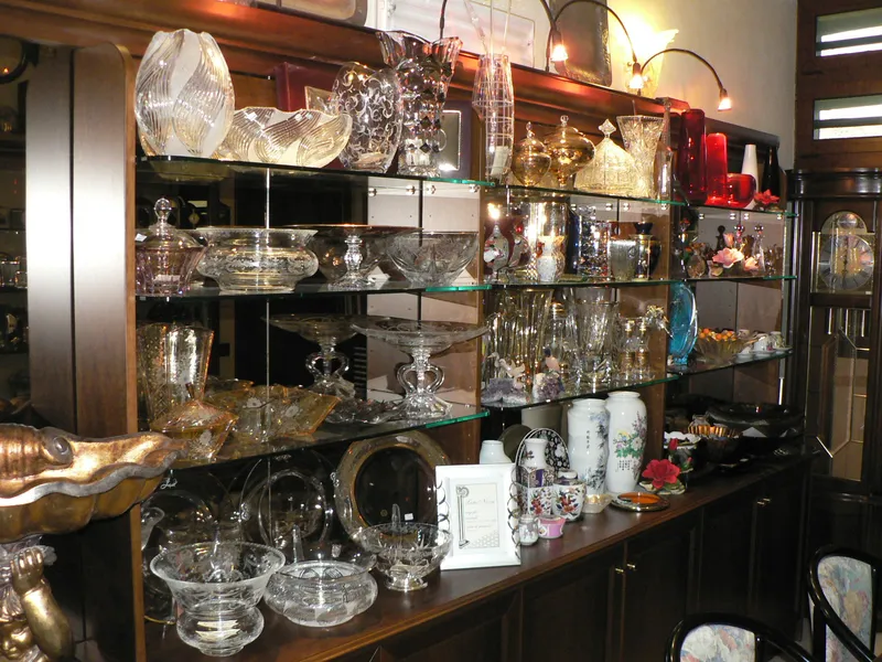 Display of crystal and silverware in the Oreficeria Ravelli shop