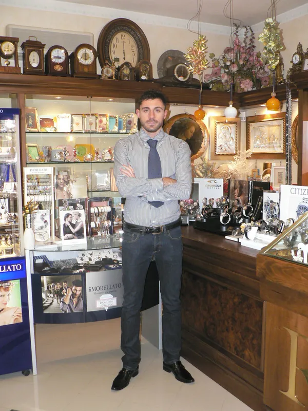 Tiziano Ravelli, orologiaio della terza generazione, nel negozio di Pompiano